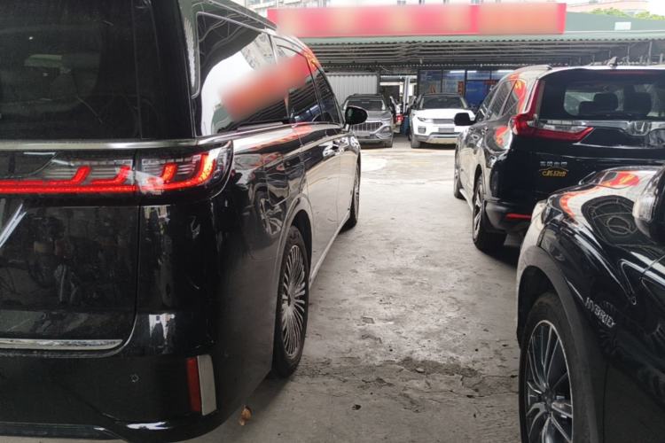 Used VOYAH Dream 2025 PHEV Four-Wheel Drive Prestige Kunpeng Edition Right Rear Taillight