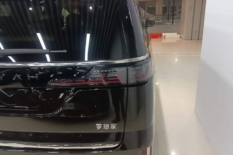 Used VOYAH Dream 2025 PHEV Four-Wheel Drive Prestige Kunpeng Edition Right Rear Taillight