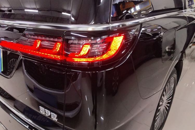 Used VOYAH Dream 2025 PHEV Four-Wheel Drive Excellence Kunpeng Edition Right Rear Taillight