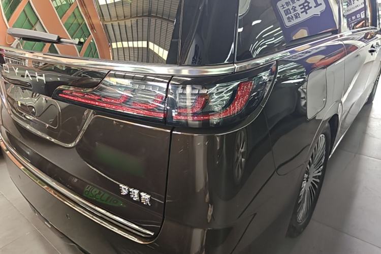 Used VOYAH Dream 2025 PHEV Four-Wheel-Drive Flagship Kunpeng Edition Right Rear Taillight