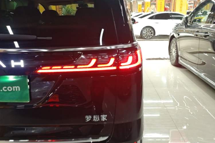 Used VOYAH Dream 2025 PHEV Four-Wheel-Drive Flagship Kunpeng Edition Right Rear Taillight
