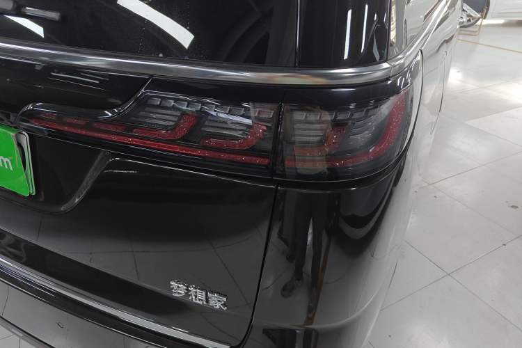 Used VOYAH Dream 2025 PHEV Four-Wheel-Drive Flagship Kunpeng Edition Right Rear Taillight
