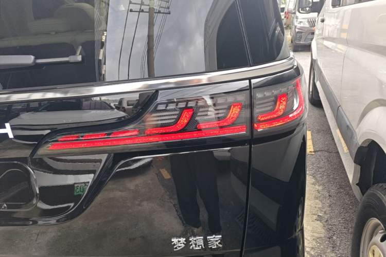 Used VOYAH Dream 2025 PHEV Four-Wheel Drive Prestige Kunpeng Edition Right Rear Taillight