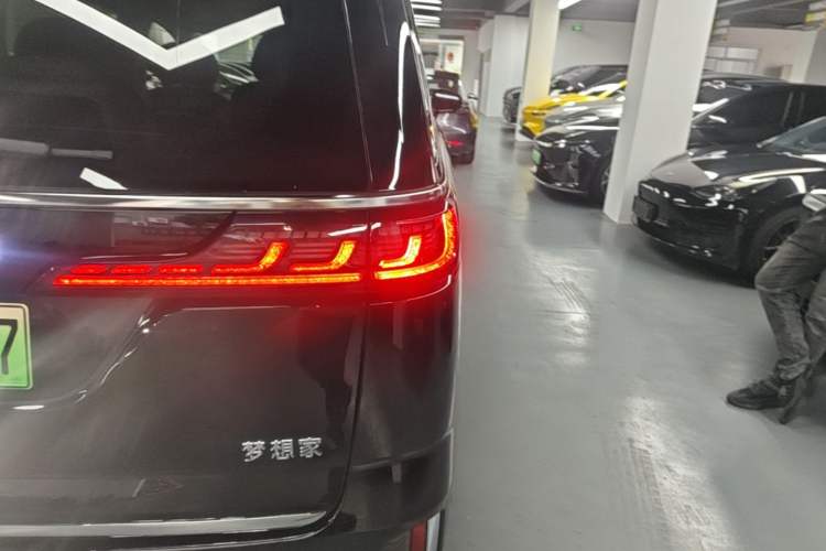 Used VOYAH Dream 2025 EV Four-Wheel Drive Prestige Kunpeng Edition Right Rear Taillight