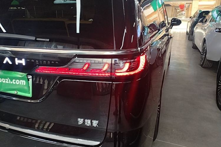 Used VOYAH Dream 2025 PHEV Four-Wheel Drive Prestige Qiankun Edition Right Rear Taillight