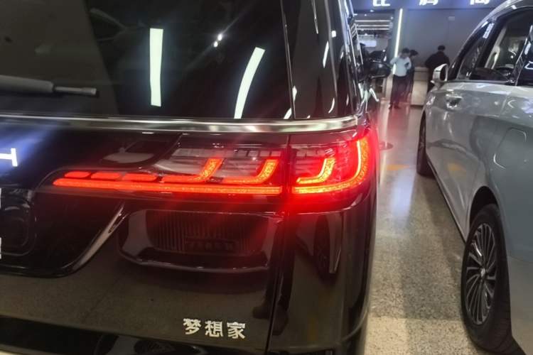 Used VOYAH Dream 2025 PHEV Four-Wheel Drive Prestige Kunpeng Edition Right Rear Taillight