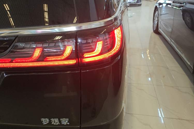 Used VOYAH Dream 2025 PHEV Four-Wheel Drive Prestige Kunpeng Edition Right Rear Taillight