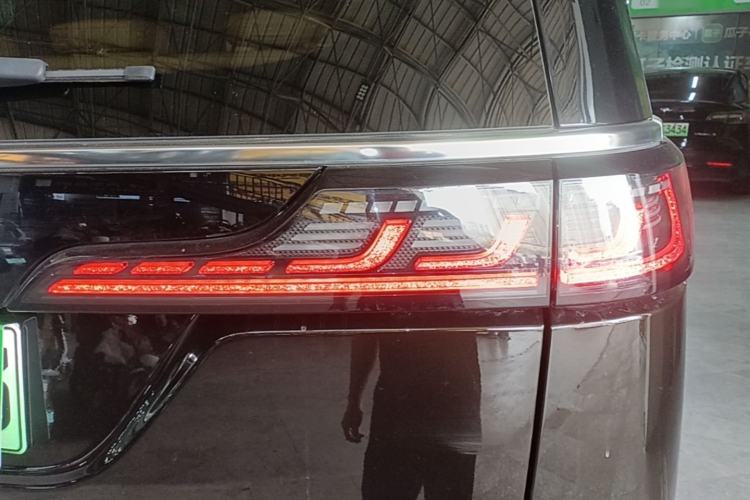 Used VOYAH Dream 2025 PHEV Four-Wheel-Drive Flagship Kunpeng Edition Right Rear Taillight