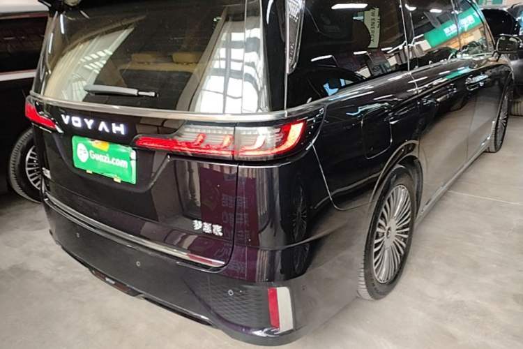 Used VOYAH Dream 2025 PHEV Four-Wheel-Drive Flagship Kunpeng Edition Right Rear Taillight