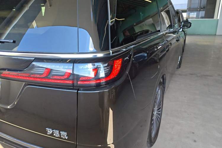 Used VOYAH Dream 2025 PHEV Four-Wheel-Drive Flagship Kunpeng Edition Right Rear Taillight