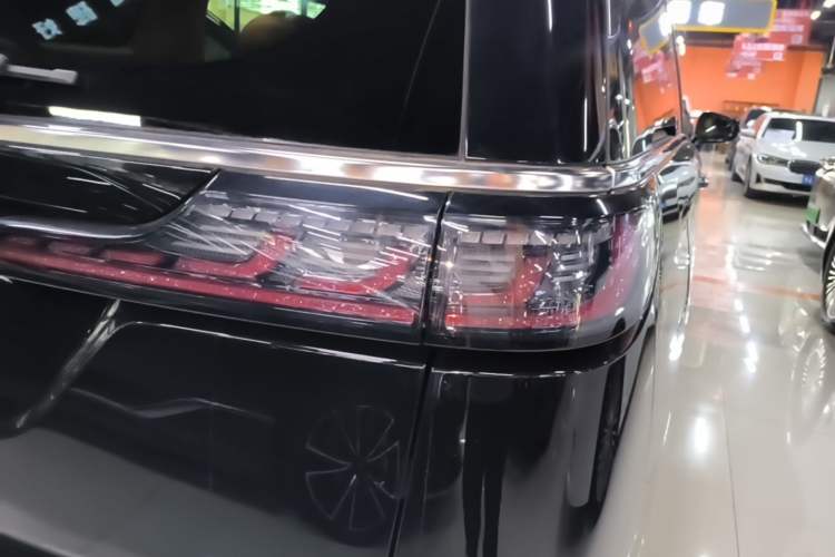 Used VOYAH Dream 2025 PHEV Four-Wheel-Drive Flagship Kunpeng Edition Right Rear Taillight
