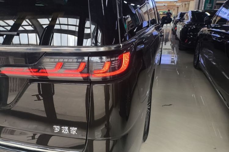 Used VOYAH Dream 2025 PHEV Four-Wheel-Drive Flagship Kunpeng Edition Right Rear Taillight