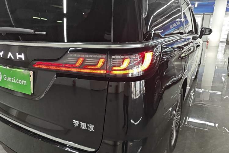 Used VOYAH Dream 2025 PHEV Four-Wheel-Drive Flagship Kunpeng Edition Right Rear Taillight