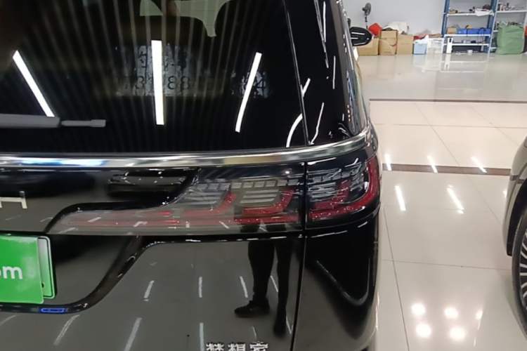 Used VOYAH Dream 2025 PHEV Four-Wheel-Drive Flagship Kunpeng Edition Right Rear Taillight