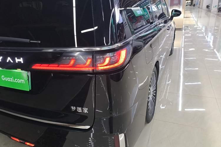 Used VOYAH Dream 2025 PHEV Four-Wheel-Drive Flagship Kunpeng Edition Right Rear Taillight