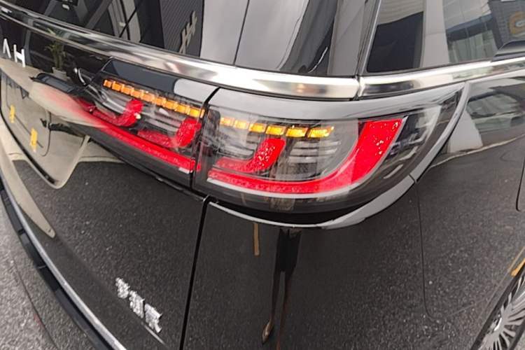 Used VOYAH Dream 2025 PHEV Four-Wheel Drive Prestige Qiankun Edition Right Rear Taillight
