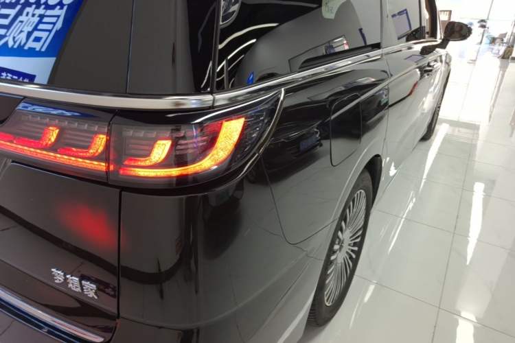 Used VOYAH Dream 2025 PHEV Four-Wheel-Drive Flagship Kunpeng Edition Right Rear Taillight