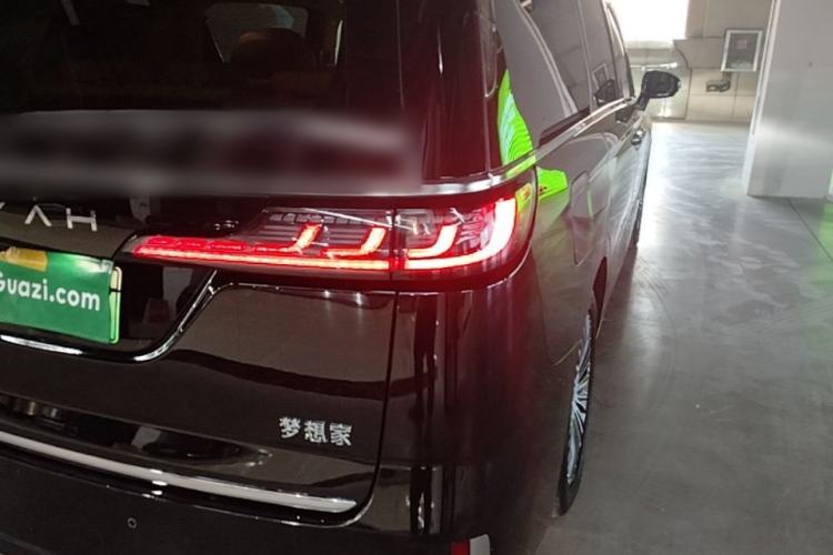 Used VOYAH Dream 2025 PHEV Four-Wheel-Drive Flagship Kunpeng Edition Right Rear Taillight