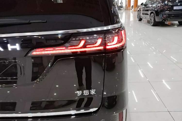 Used VOYAH Dream 2025 PHEV Four-Wheel-Drive Flagship Kunpeng Edition Right Rear Taillight