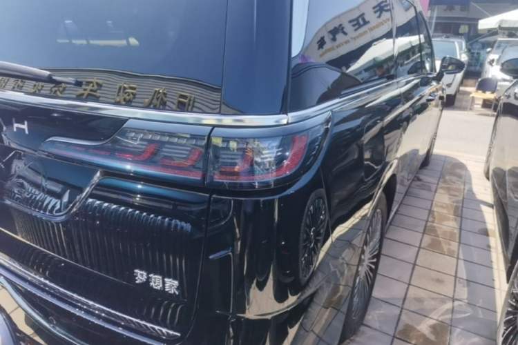 Used VOYAH Dream 2025 PHEV Four-Wheel Drive Prestige Qiankun Edition Right Rear Taillight