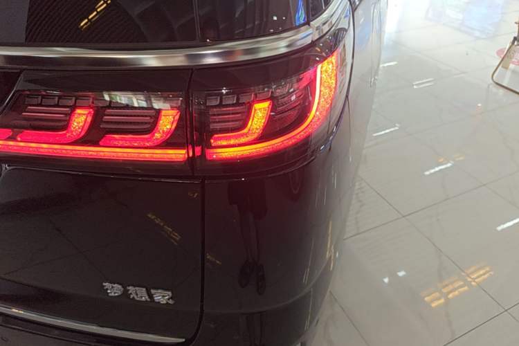 Used VOYAH Dream 2025 PHEV Four-Wheel Drive Prestige Qiankun Edition Right Rear Taillight