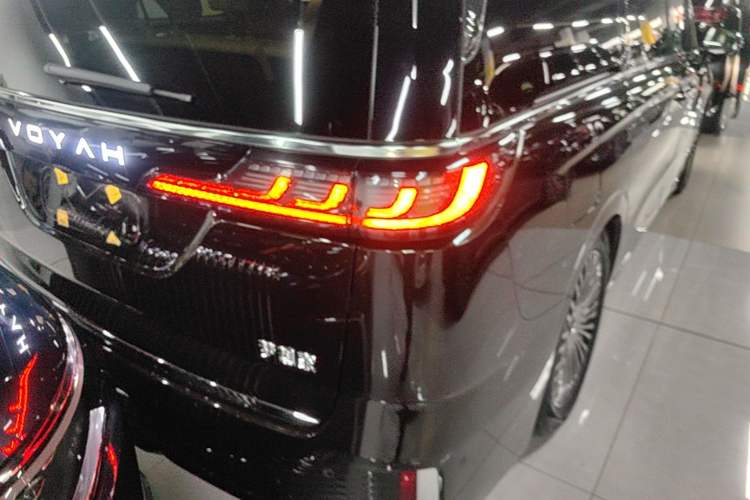 Used VOYAH Dream 2025 PHEV Four-Wheel-Drive Flagship Kunpeng Edition Right Rear Taillight