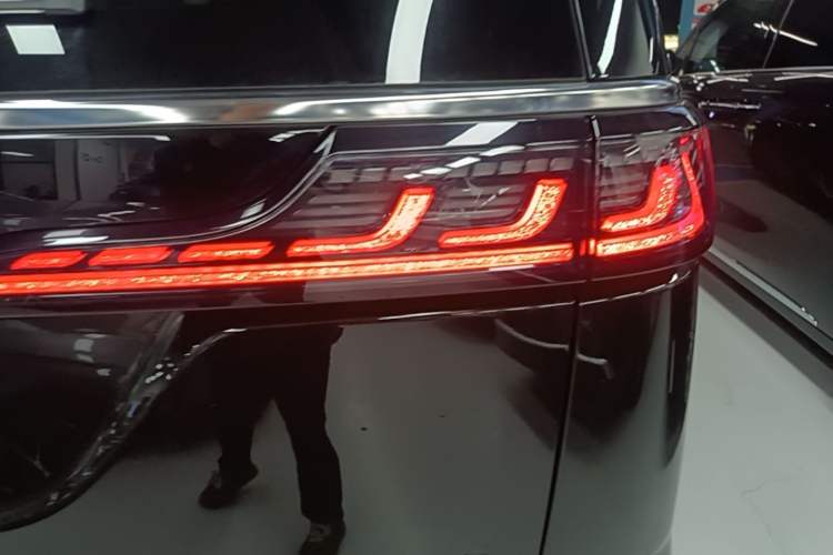 Used VOYAH Dream 2025 PHEV Four-Wheel Drive Prestige Kunpeng Edition Right Rear Taillight