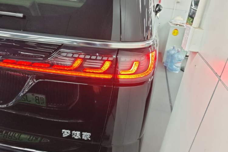Used VOYAH Dream 2025 PHEV Four-Wheel Drive Prestige Kunpeng Edition Right Rear Taillight