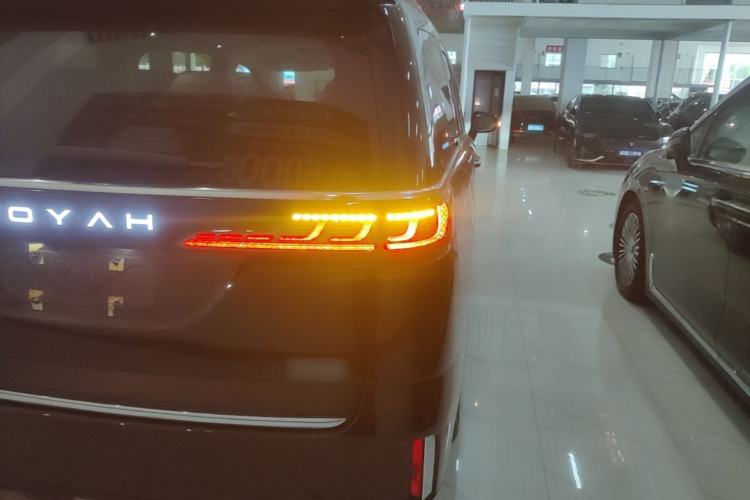 Used VOYAH Dream 2025 PHEV Four-Wheel Drive Prestige Kunpeng Edition Right Rear Taillight