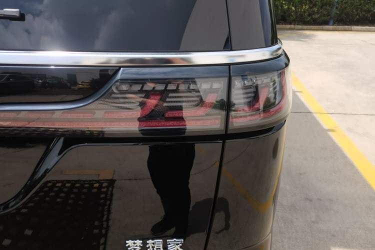 Used VOYAH Dream 2025 PHEV Four-Wheel Drive Prestige Qiankun Edition Right Rear Taillight