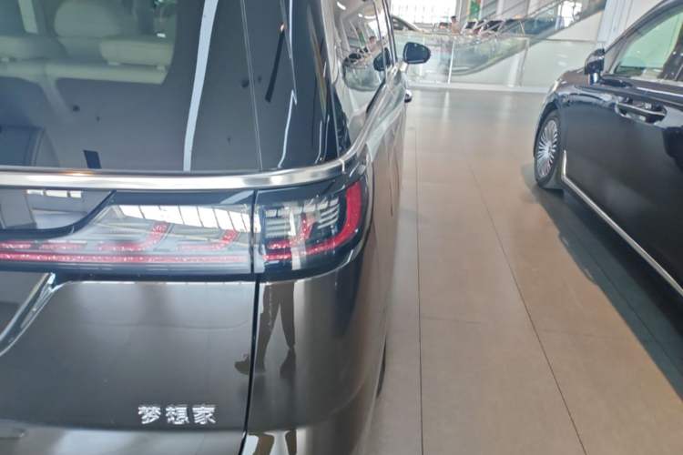 Used VOYAH Dream 2025 PHEV Four-Wheel-Drive Flagship Version – Qiankun Edition Right Rear Taillight