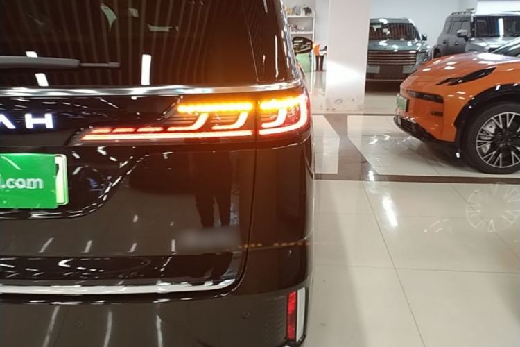 Used VOYAH Dream 2025 PHEV Four-Wheel Drive Prestige Kunpeng Edition Right Rear Taillight