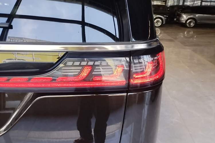 Used VOYAH Dream 2025 PHEV Four-Wheel-Drive Flagship Kunpeng Edition Right Rear Taillight