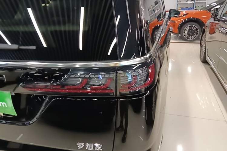 Used VOYAH Dream 2025 PHEV Four-Wheel Drive Prestige Qiankun Edition Right Rear Taillight