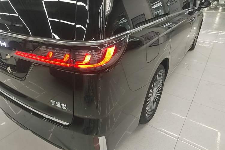 Used VOYAH Dream 2025 PHEV Four-Wheel Drive Prestige Kunpeng Edition Right Rear Taillight