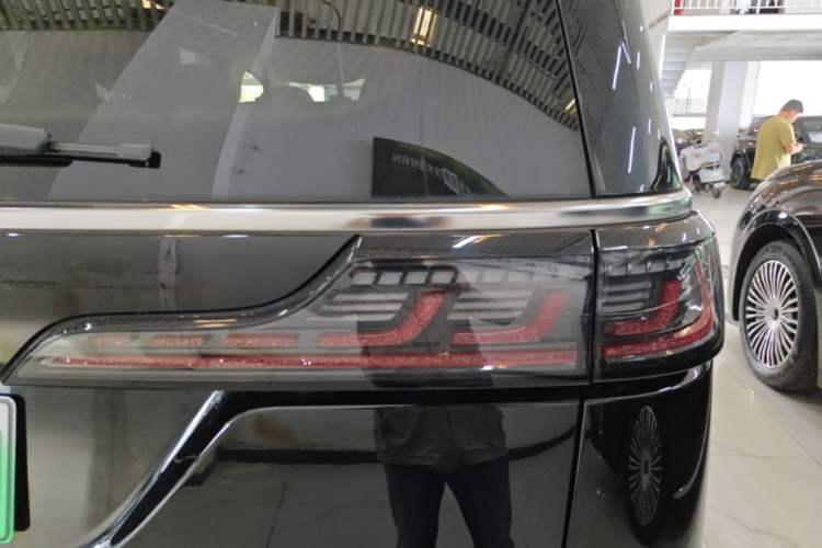 Used VOYAH Dream 2025 PHEV Four-Wheel-Drive Flagship Kunpeng Edition Right Rear Taillight