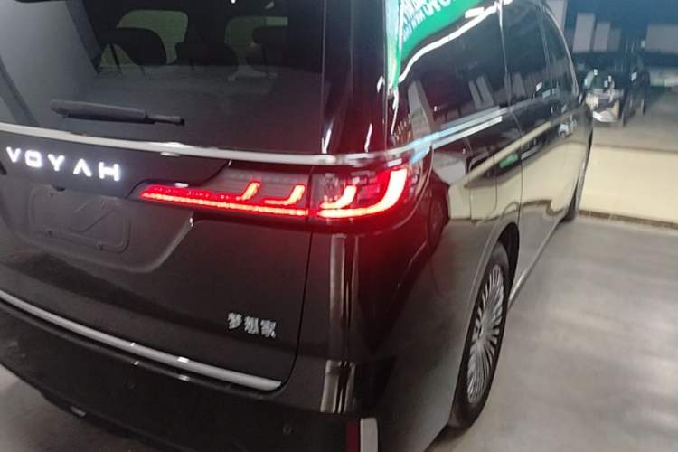 Used VOYAH Dream 2025 PHEV Four-Wheel Drive Prestige Kunpeng Edition Right Rear Taillight