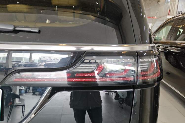 Used VOYAH Dream 2025 PHEV Four-Wheel Drive Prestige Qiankun Edition Right Rear Taillight