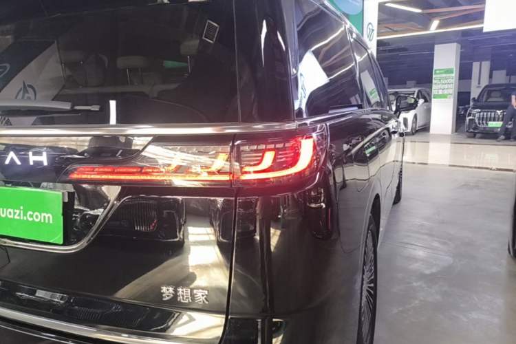 Used VOYAH Dream 2025 PHEV Four-Wheel Drive Excellence Qiankun Edition Right Rear Taillight