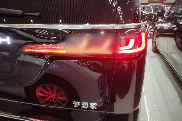 Used VOYAH Dream 2025 PHEV Four-Wheel Drive Excellence Kunpeng Edition Right Rear Taillight
