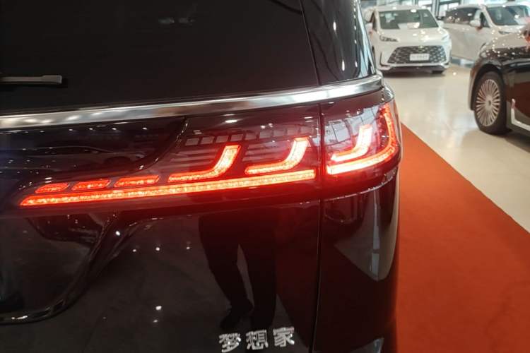 Used VOYAH Dream 2025 PHEV Four-Wheel Drive Prestige Kunpeng Edition Right Rear Taillight