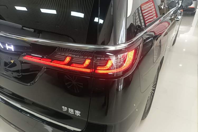 Used VOYAH Dream 2025 PHEV Four-Wheel-Drive Flagship Kunpeng Edition Right Rear Taillight