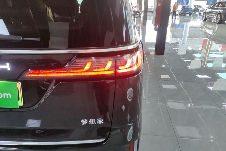Used VOYAH Dream 2025 PHEV Four-Wheel Drive Prestige Qiankun Edition Right Rear Taillight