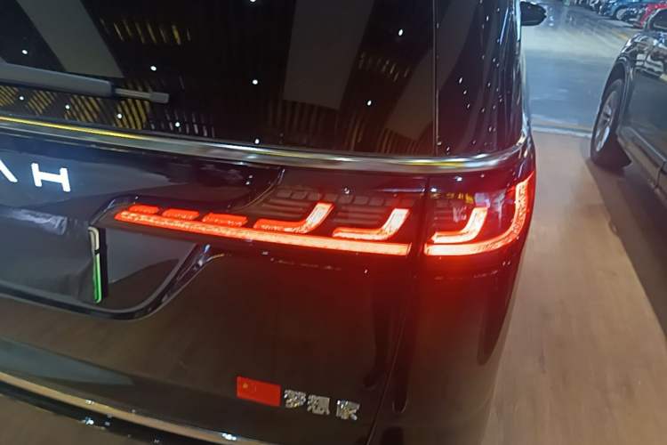 Used VOYAH Dream 2025 PHEV Four-Wheel Drive Prestige Kunpeng Edition Right Rear Taillight