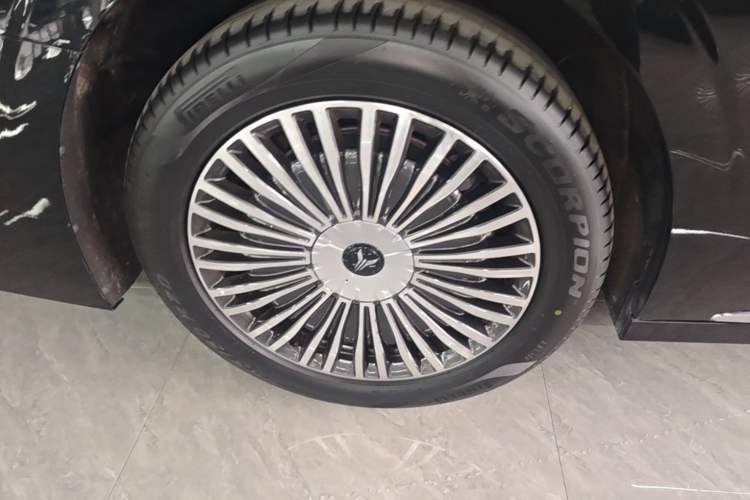 Used VOYAH Dream 2025 PHEV Four-Wheel Drive Prestige Kunpeng Edition Right Rear Wheel Hub