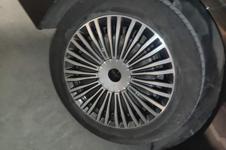 Used VOYAH Dream 2025 PHEV Four-Wheel-Drive Flagship Kunpeng Edition Right Rear Wheel Hub