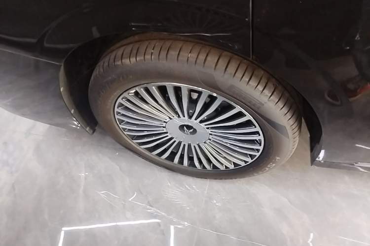 Used VOYAH Dream 2025 PHEV Four-Wheel-Drive Flagship Kunpeng Edition Right Rear Wheel Hub