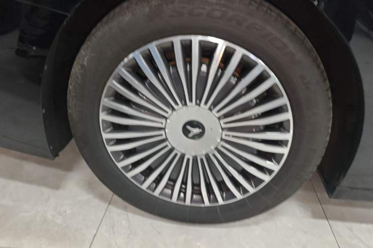 Used VOYAH Dream 2025 PHEV Four-Wheel-Drive Flagship Version – Qiankun Edition Right Rear Wheel Hub