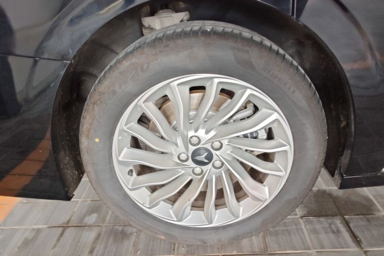 Used VOYAH Dream 2025 PHEV Four-Wheel Drive Excellence Kunpeng Edition Right Rear Wheel Hub