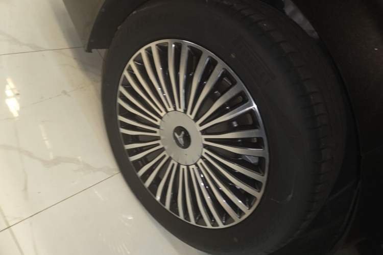 Used VOYAH Dream 2025 PHEV Four-Wheel-Drive Flagship Kunpeng Edition Right Rear Wheel Hub